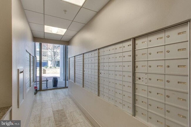 3650 S Glebe Rd in Arlington, VA - Building Photo - Building Photo