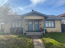 323 N Grape St in Medford, OR - Building Photo