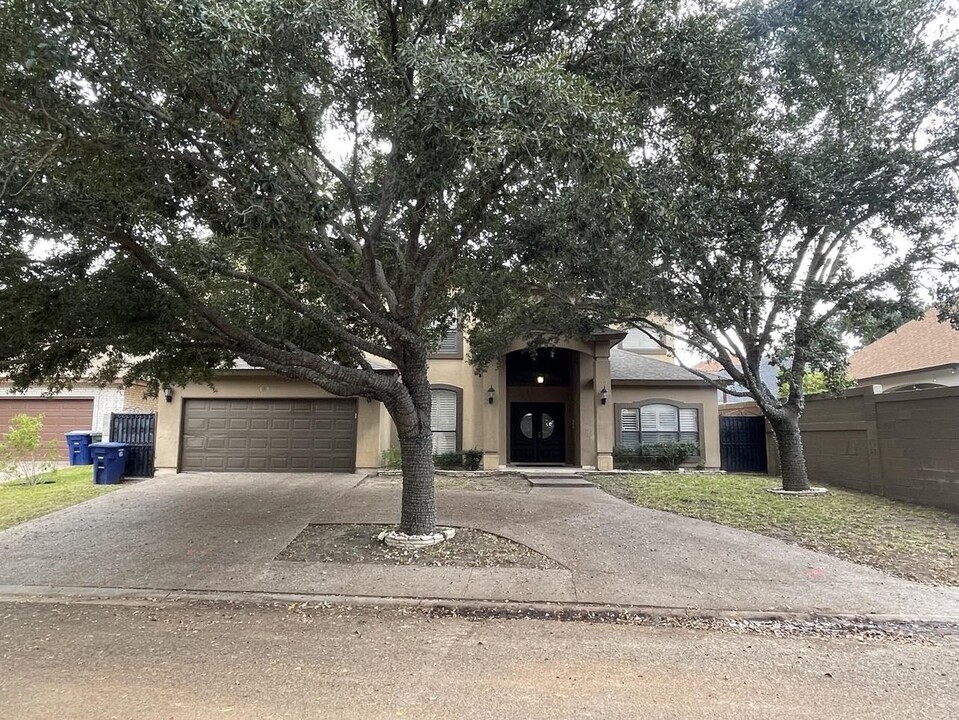 103 Lake Geneva Dr in Laredo, TX - Building Photo