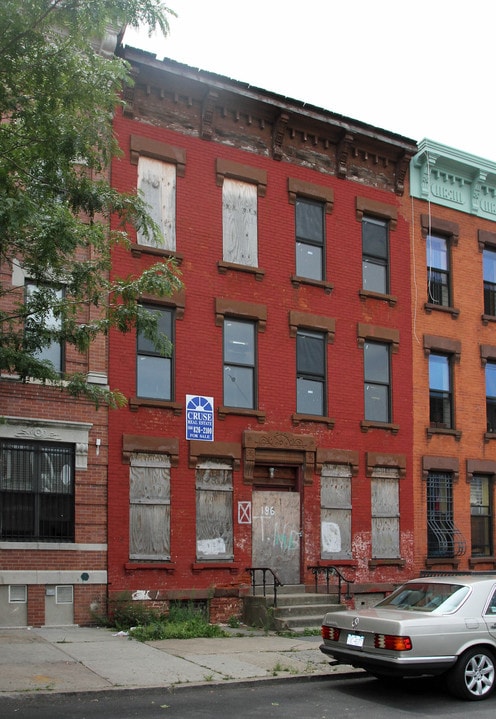 196 Macdougal St in Brooklyn, NY - Building Photo