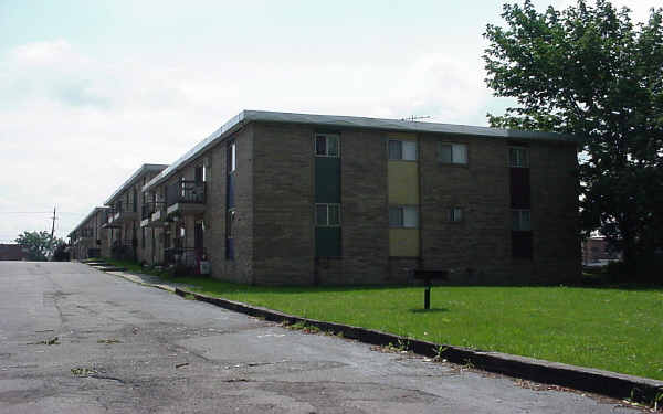 Warrensville Manor in Warrensville Heights, OH - Building Photo