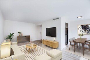 250 St Clair Ave. W. in Toronto, ON - Building Photo