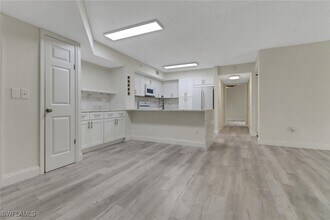 1220 Wildwood Lakes Blvd in Naples, FL - Building Photo - Building Photo