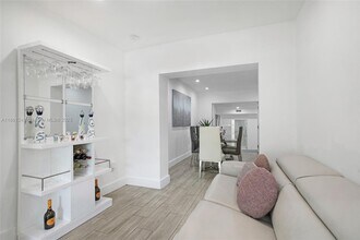3675 SW 26th St in Miami, FL - Foto de edificio - Building Photo
