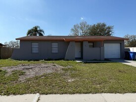 8521 Fish Lake Rd in Tampa, FL - Building Photo