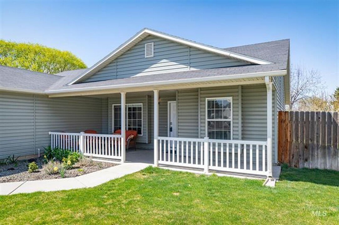 2120 E Colorado Ave in Nampa, ID - Building Photo