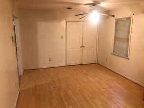 1910 N John Ct in Goldsboro, NC - Foto de edificio - Building Photo