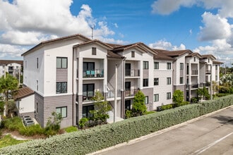 Vista Lago Apartments in Miami Gardens, FL - Foto de edificio - Building Photo