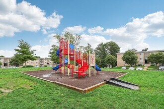 Andrews Ridge Apartments in Suitland, MD - Foto de edificio - Building Photo
