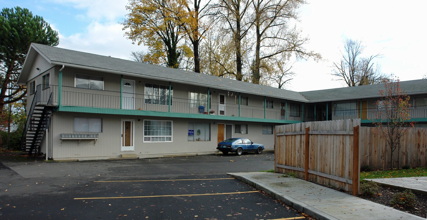 201 S James Ave in Silverton, OR - Building Photo