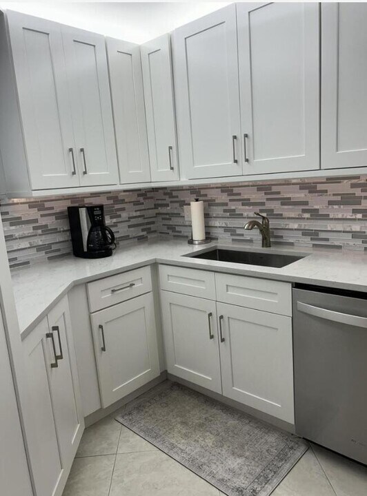 5851 Camino Del Sol in Boca Raton, FL - Building Photo