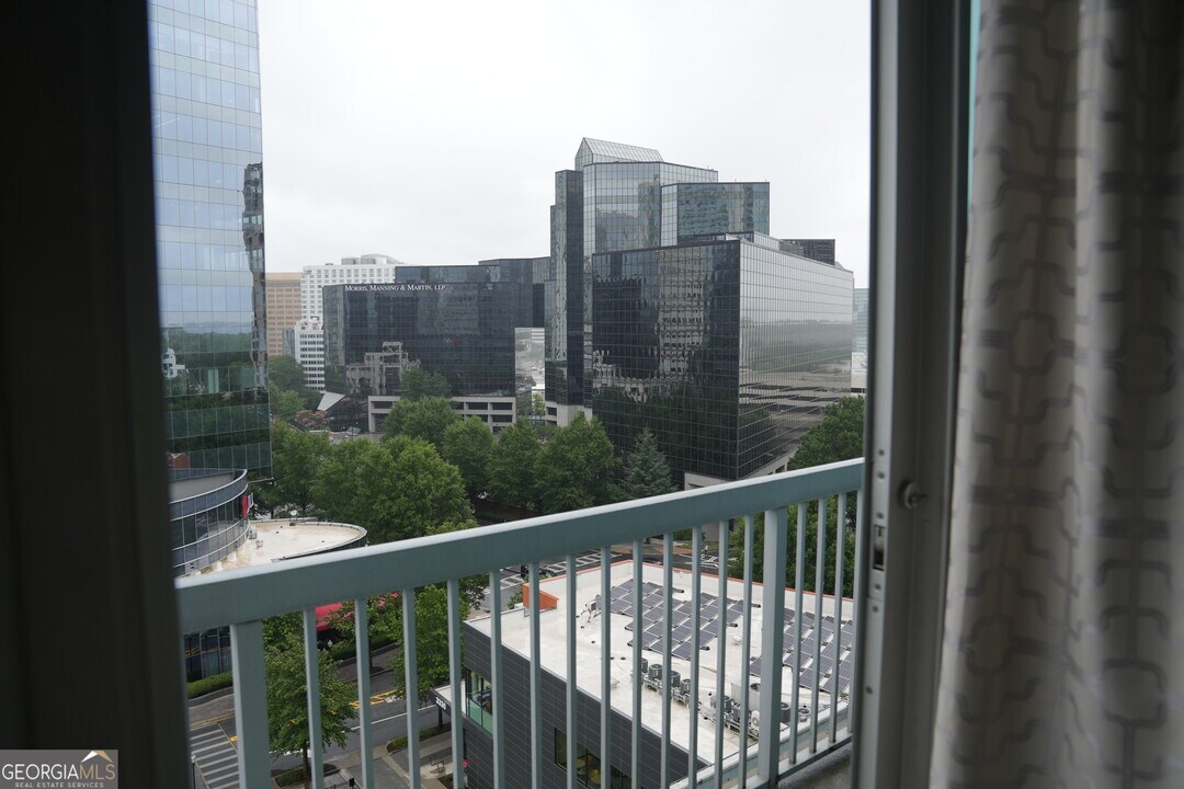 3324 Peachtree Rd NE in Atlanta, GA - Building Photo