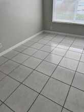 2404 NW 39th Wy in Lauderdale Lakes, FL - Building Photo - Building Photo