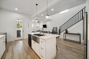 5021 Creekmont Dr in Houston, TX - Building Photo
