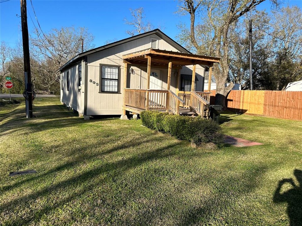 805 28 1/2 St in San Leon, TX - Building Photo