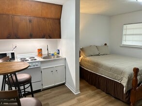 1708 Holloman Dr, Unit Apt. 9 in Port Lavaca, TX - Foto de edificio - Building Photo