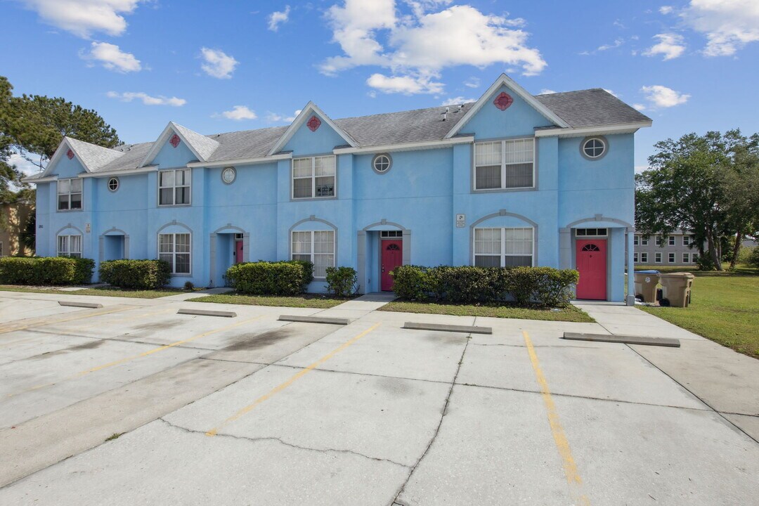 201 Watts Ln in Kissimmee, FL - Foto de edificio