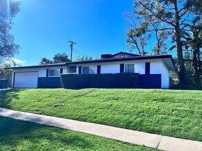802 Hibiscus Dr in Redlands, CA - Building Photo - Building Photo