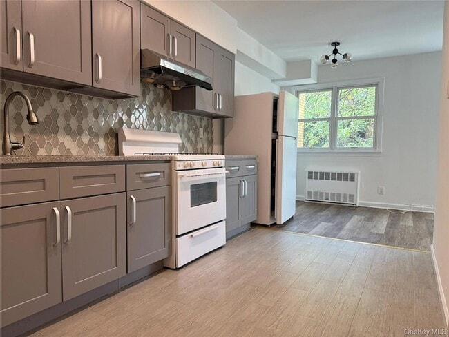 43-19 43rd St, Unit 2FL in Queens, NY - Building Photo - Building Photo