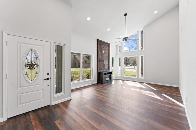 property at 2 Dewthread Ct