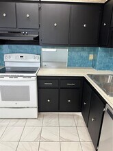 200 Ashbury Rd in Hollywood, FL - Building Photo - Building Photo