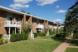 Fairfield Plaza At Sayville in Sayville, NY - Foto de edificio - Building Photo