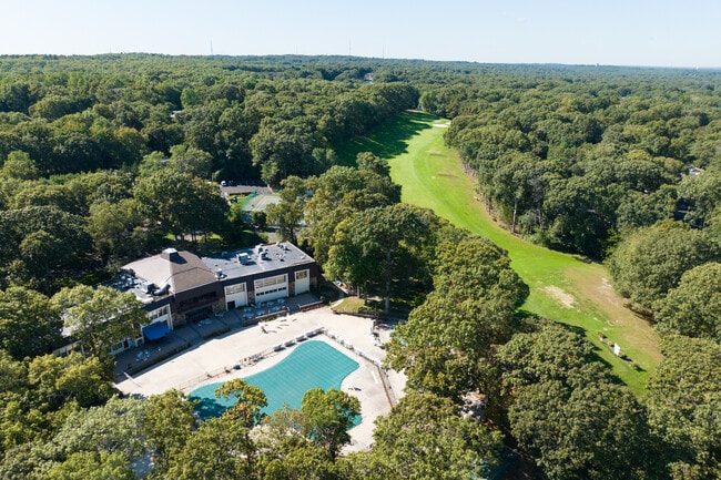 Bretton Woods in Coram, NY - Foto de edificio - Building Photo