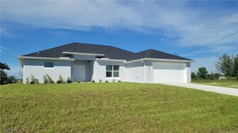 4016 NE 12th Ct in Cape Coral, FL - Building Photo