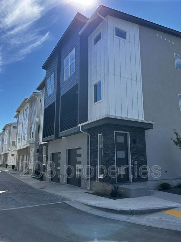 532 Violets Cove Ln in Garden City, ID - Foto de edificio - Building Photo