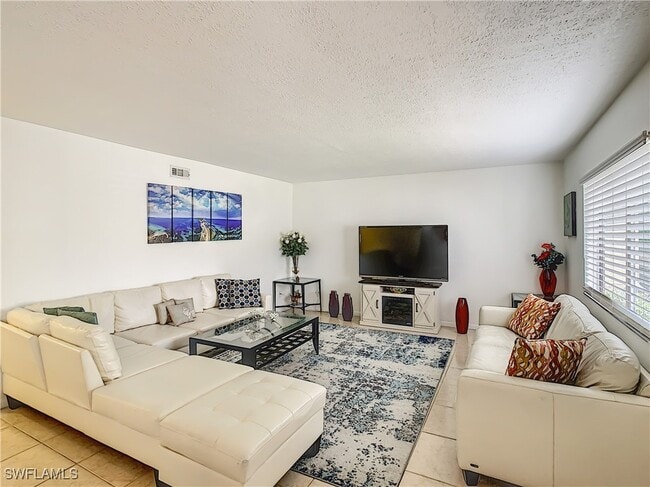 4625 Bayshore Dr in Naples, FL - Foto de edificio - Building Photo