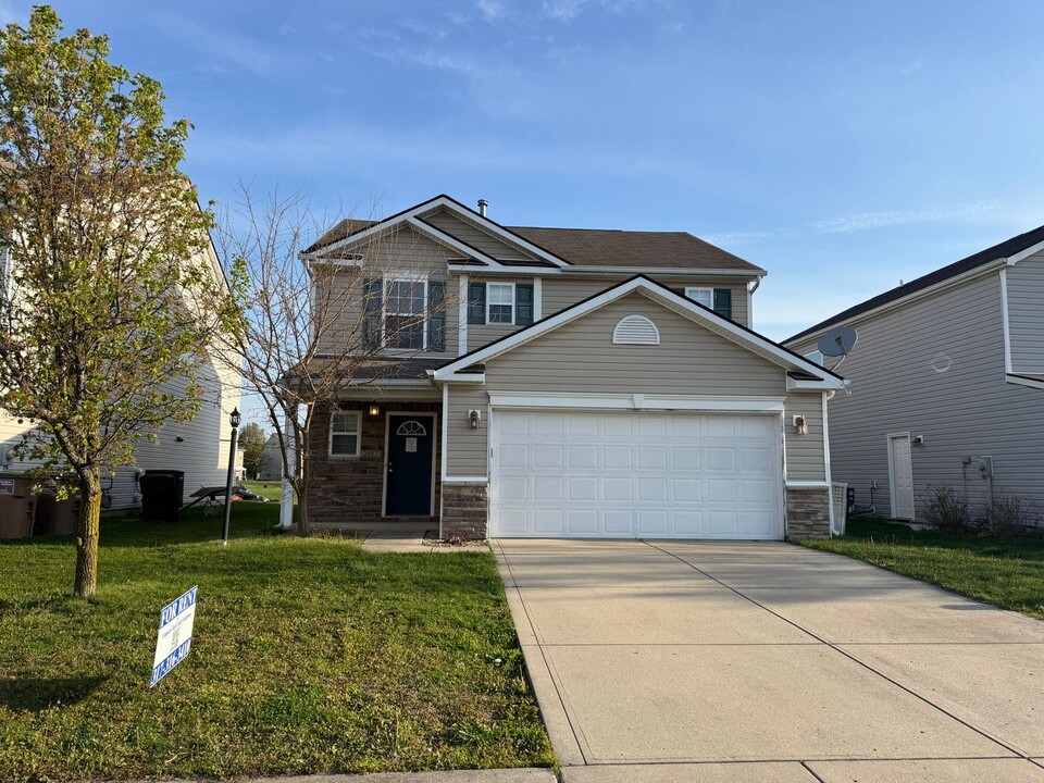 2492 Middle View Dr in Columbus, IN - Building Photo