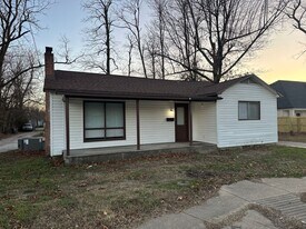 1421 W Huntsville Ave in Springdale, AR - Building Photo