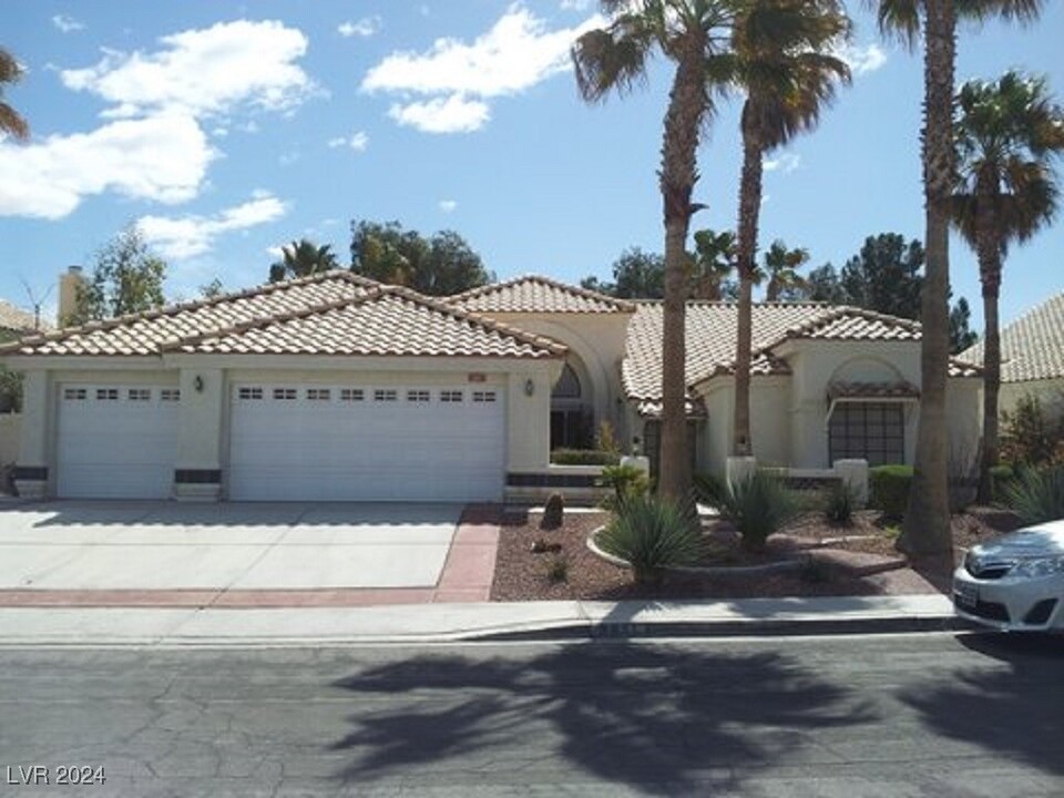 2611 White Pine Dr in Henderson, NV - Building Photo