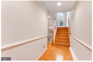 213 Oak Knoll Terrace in Rockville, MD - Foto de edificio - Building Photo