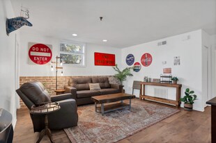 121 W Hall St in Savannah, GA - Building Photo