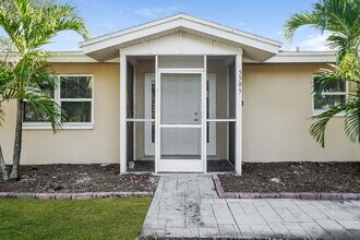 5595 Sunrise Dr in Ft. Myers, FL - Building Photo - Building Photo