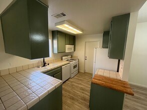 402 Oakwood Ct in Tehachapi, CA - Building Photo - Building Photo