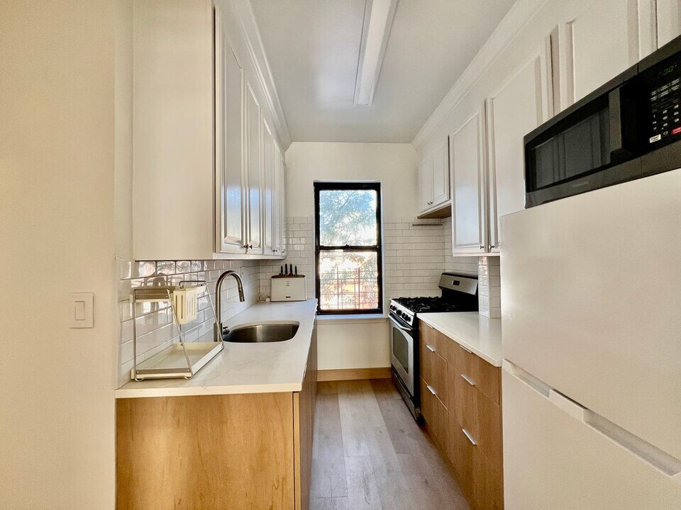 21-37 33rd Street, 3E in Queens, NY - Building Photo