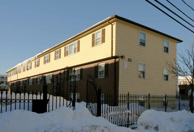 27-37 Bakersfield St in Boston, MA - Foto de edificio - Building Photo