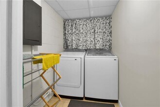 3155 Hogan Rd SW in Atlanta, GA - Foto de edificio - Building Photo