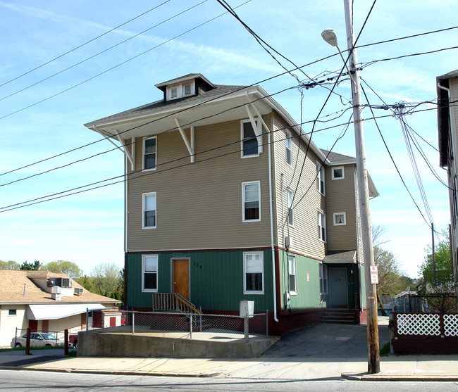 139 E School St in Woonsocket, RI - Foto de edificio - Building Photo