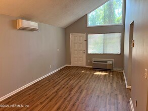 8160 San Jose Manor Dr E in Jacksonville, FL - Building Photo - Building Photo