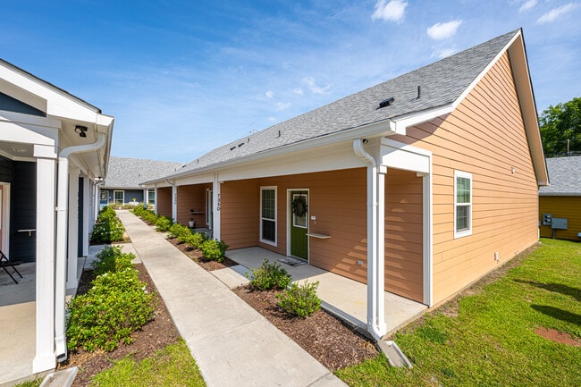 Lotus Village Senior Living in Baton Rouge, LA - Foto de edificio - Building Photo