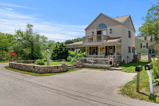 33 Wallis Rd in Rye, NH - Building Photo - Building Photo