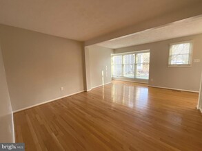 1565 Twisted Oak Dr in Reston, VA - Building Photo - Building Photo
