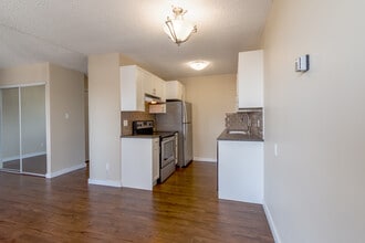 The Mountbatten Apartments in Edmonton, AB - Building Photo - Building Photo