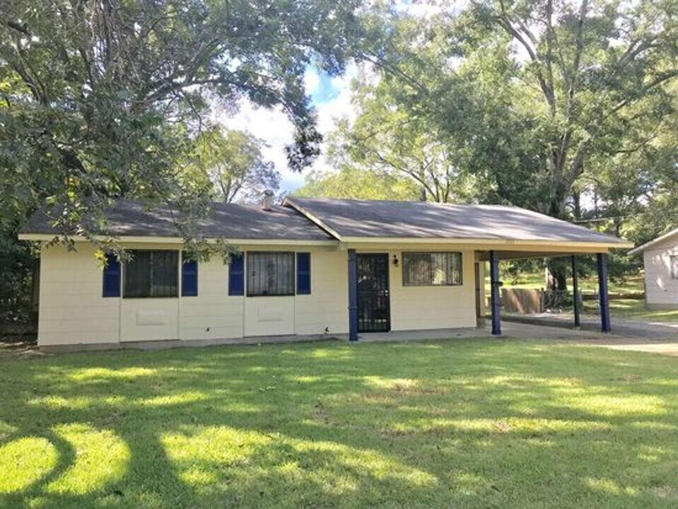 1735 Woody Dr in Jackson, MS - Building Photo