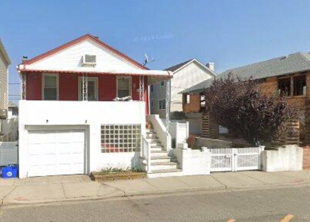 90 Illinois Ave, Unit 2 in Long Beach, NY - Building Photo
