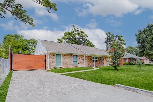 10062 Haddington Dr in Houston, TX - Building Photo - Building Photo