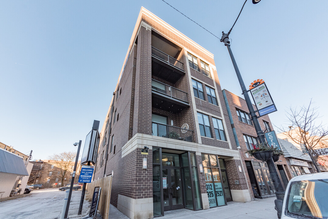 3122 N Broadway in Chicago, IL - Building Photo